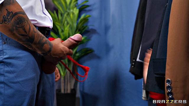 Смотри, как Connie Perignon дрочит и трахается между вешалками на работе!