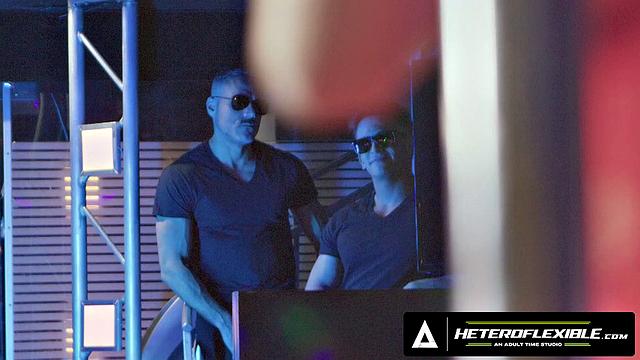 два накачанных папика жёстко трахают парня-стриптизёра на сцене