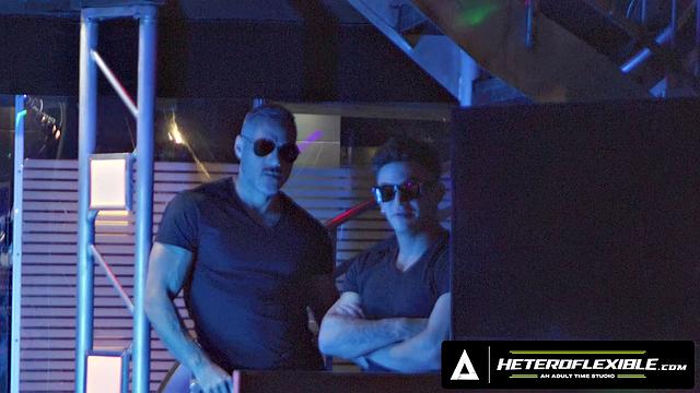 два накачанных папика жёстко трахают парня-стриптизёра на сцене