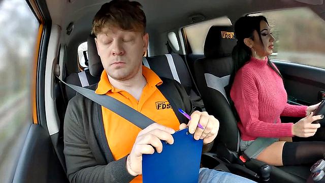 татуированная красотка с большими сиськами сосёт инструктору в машине