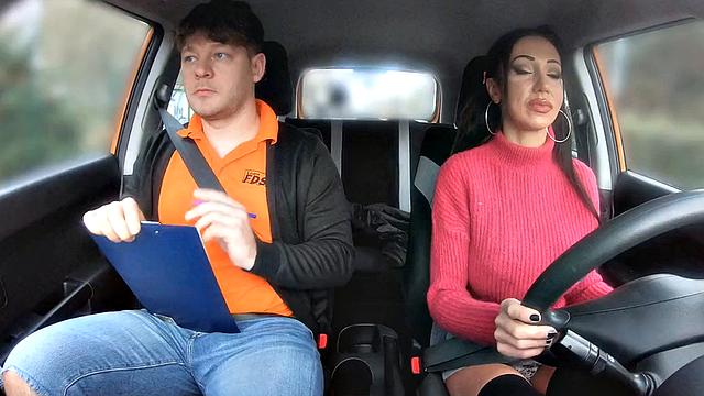 татуированная красотка с большими сиськами сосёт инструктору в машине