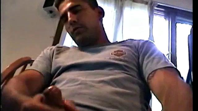 смотри, как зак дрочит член для парня