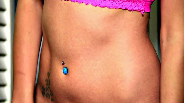 брюнетка дрочит во время уборки белья