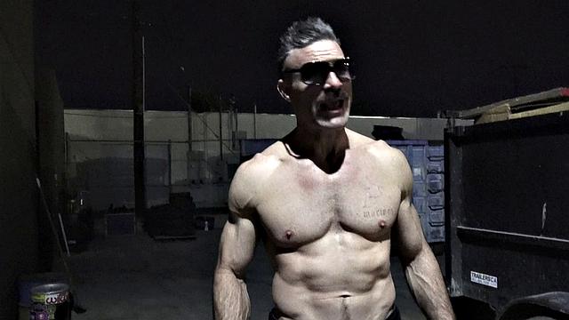 Киарра Кай на грани: татуированная брюнетка в кружеве и жёсткий секс