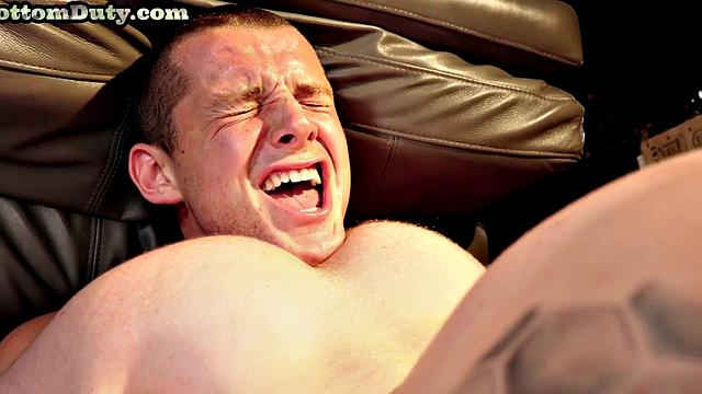 Amateur athletic soldiers enjoy bareback 3way on duty