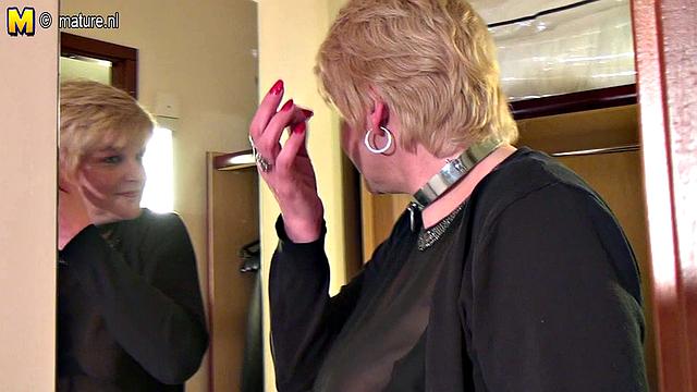 зрелая с пирсингом доводит себя до истерики пальцами