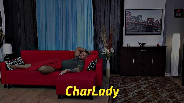 Грэнни-служанка устроила дегустацию - и диван теперь знает всё о золотом душе