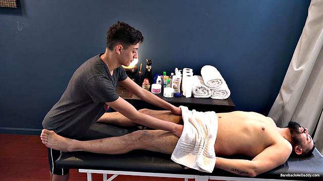 Два парня с опытными руками трахаются страстно на кровати