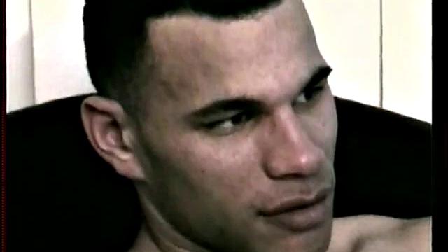 Прямой парень срывается на дрочке у парня и заливает всё спермой