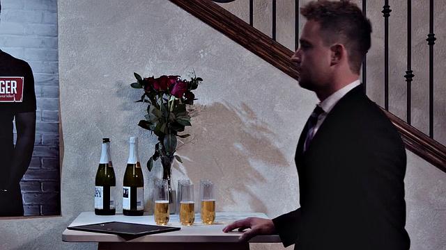 Озорная подруга тянет парня в шкаф за шаловливым минетом