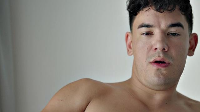 качки жестко трахаются втроём после мощной дрочки