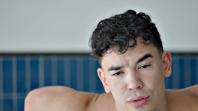 Muscled eager jock 3way pounding after stroking