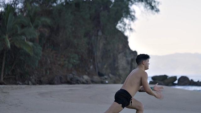 Muscled eager jock 3way pounding after stroking