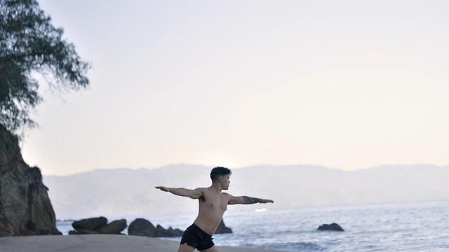 Muscled eager jock 3way pounding after stroking