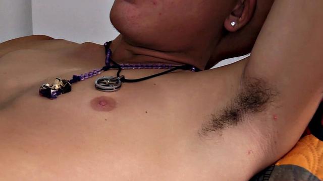 горячий латинец дрочит толстый член и мощно кончает