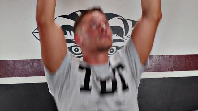 Бисексуальная пара трахает рыжую чирлидершу втроём