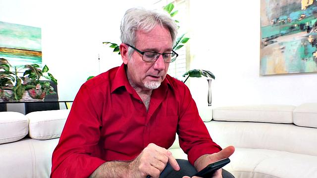 Bunny De La Cruz трясет жопой на толстом члене