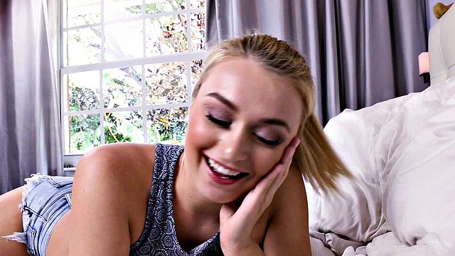 Брат случайно находит откровенные фото сестры и жестко трахает её в гостиной