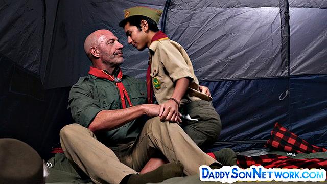 мышцовые папики отдаются опытным парням в жёсткой оргии