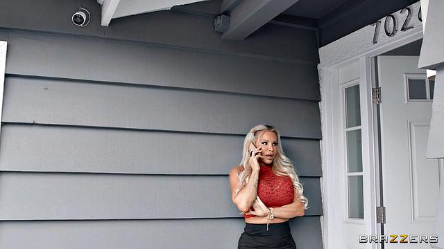 MILF Gets Railed By Mover