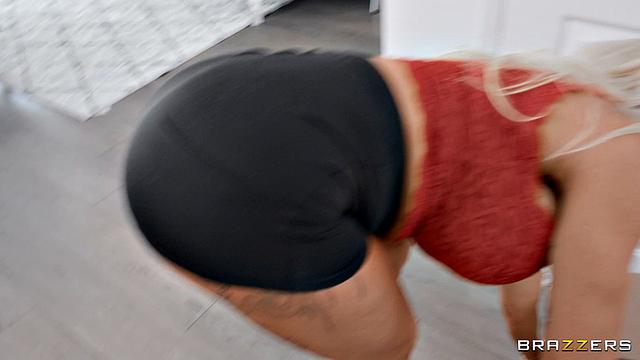 MILF Gets Railed By Mover