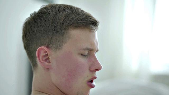 Hung twink wanking big cock after showing body