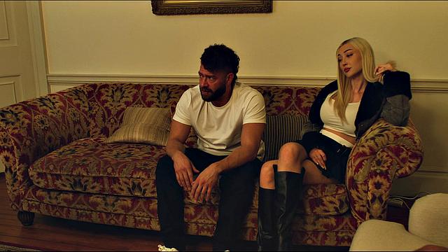 брюнетка с большими сиськами трахается с бородатым мачо на диване