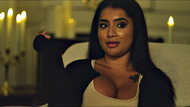 брюнетка с большими сиськами трахается с бородатым мачо на диване