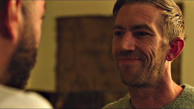 брюнетка с большими сиськами трахается с бородатым мачо на диване