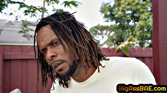 Зрелая с огромной грудью не может насытиться чёрным членом в догги, страсть зашкаливает!