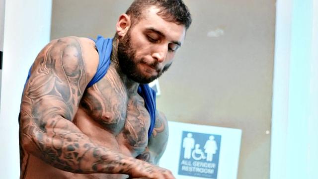 жёсткий гей с жадностью сосёт и дрочит до изнеможения