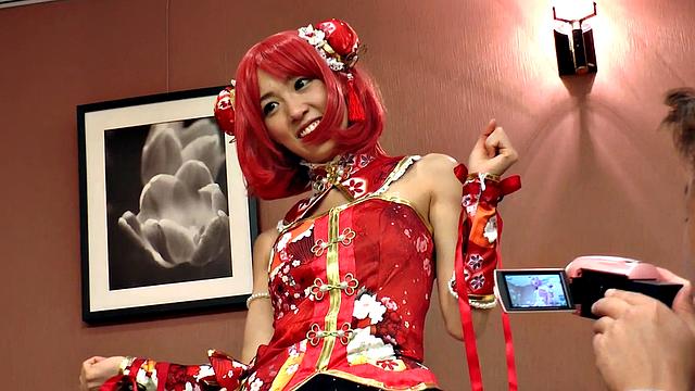 рaбу саoтоме доводит до предела - пальцы проникают, рот не отпускает