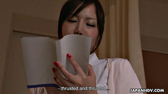 азиатская медсестра трахается с пациентом и играет с игрушками ночью