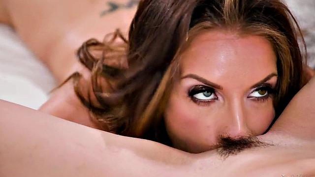 Pussyeating 21yo GF licks MILFs foot in scissoring sex