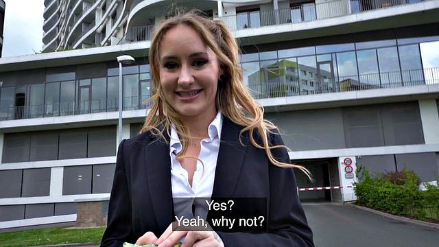 Татуированная красотка ловко трахнулась в туалете за деньги