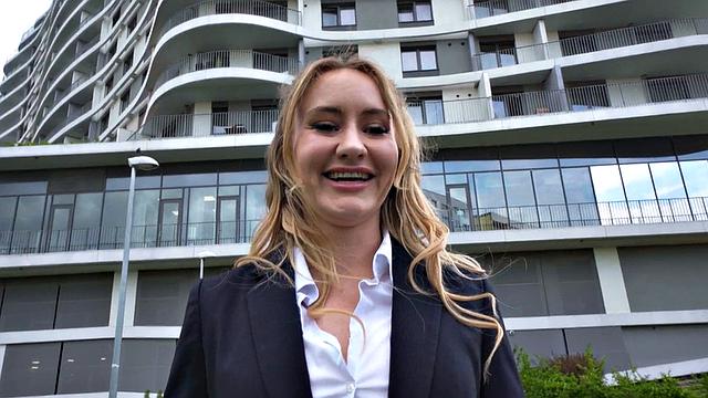 Татуированная красотка ловко трахнулась в туалете за деньги