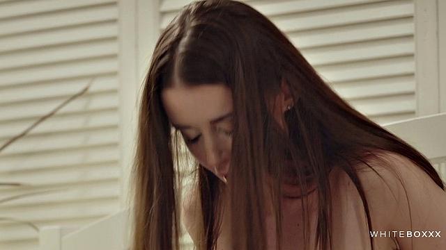 Сибил садит киску на лицо Кристофу и катается на его члене до оргазма с кремовым финишем.