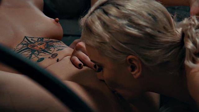 Facesitting dyke MILF licks pussy of tattooed babe