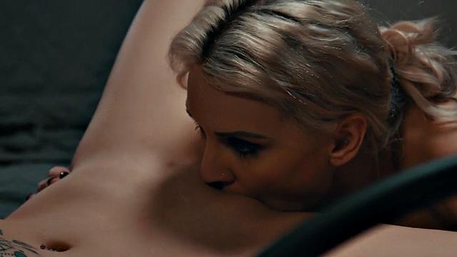 Facesitting dyke MILF licks pussy of tattooed babe