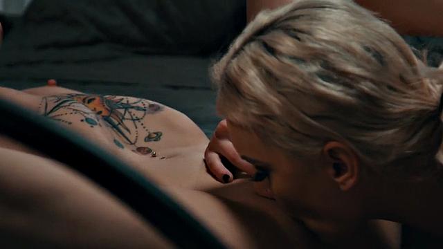 Facesitting dyke MILF licks pussy of tattooed babe