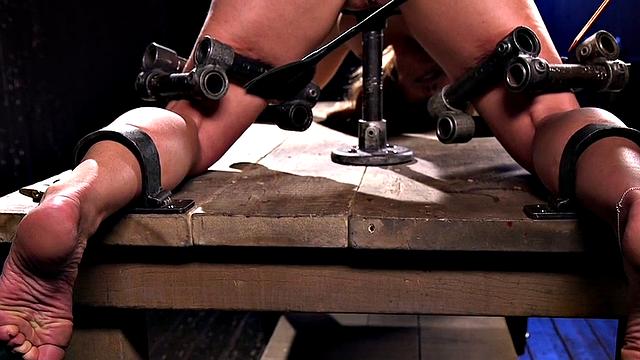 Feet tormented MILF gets pussytoying till orgasm