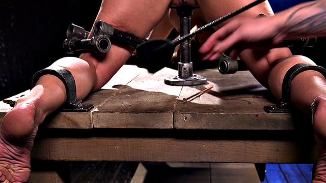 Feet tormented MILF gets pussytoying till orgasm