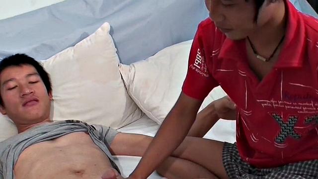 Amateur watersports Asian in kinky affair