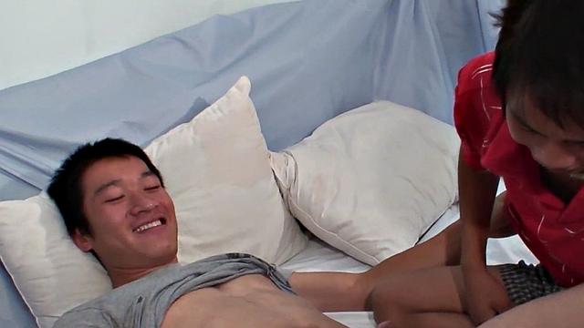 Amateur watersports Asian in kinky affair