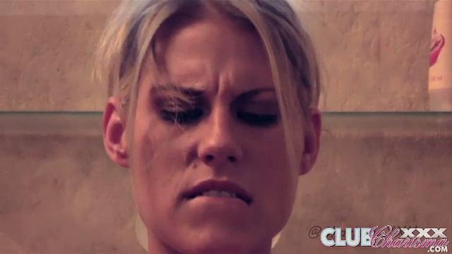 charisma cappelli дрочит в душе