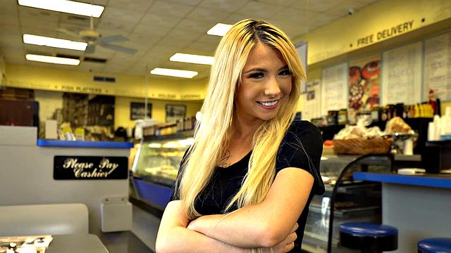 Кензи Ривз подрабатывает, но чаевые берет натурой