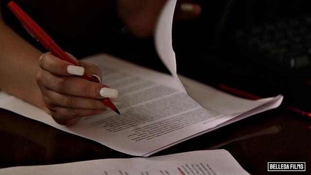 офисная страсть: преподавательница не сдерживает себя