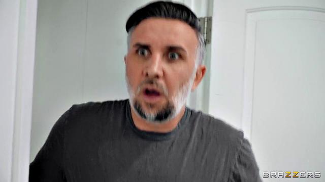 Тру Кайт соблазняет парня сестры, примеряя её бельё и возбуждая его до измены с ней в спальне.