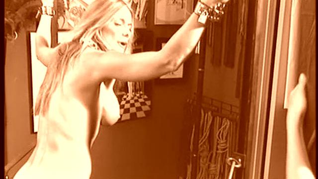 жаркие зрелые красотки кайфуют от глубоких клизм в бондаже