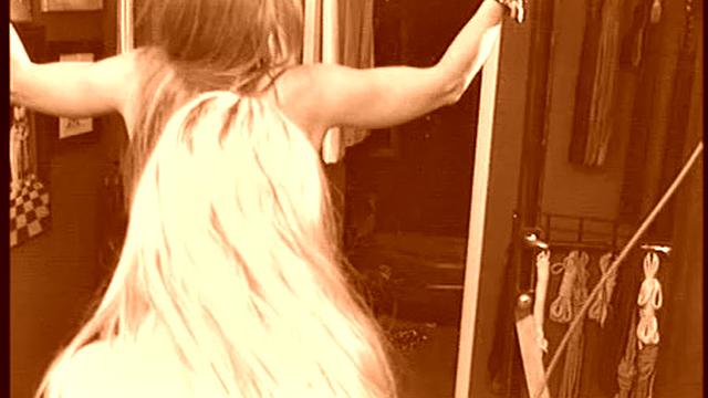 жаркие зрелые красотки кайфуют от глубоких клизм в бондаже